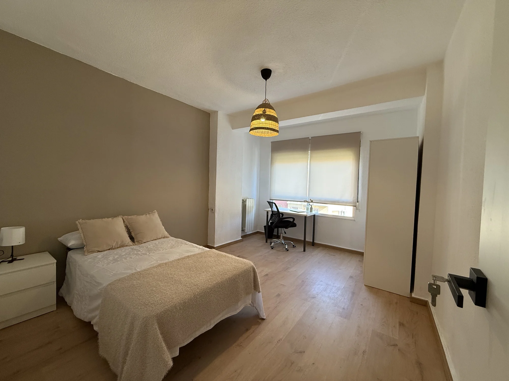 Habitación EGO ROOMS con cama doble, lámpara y zona de estudio al fondo