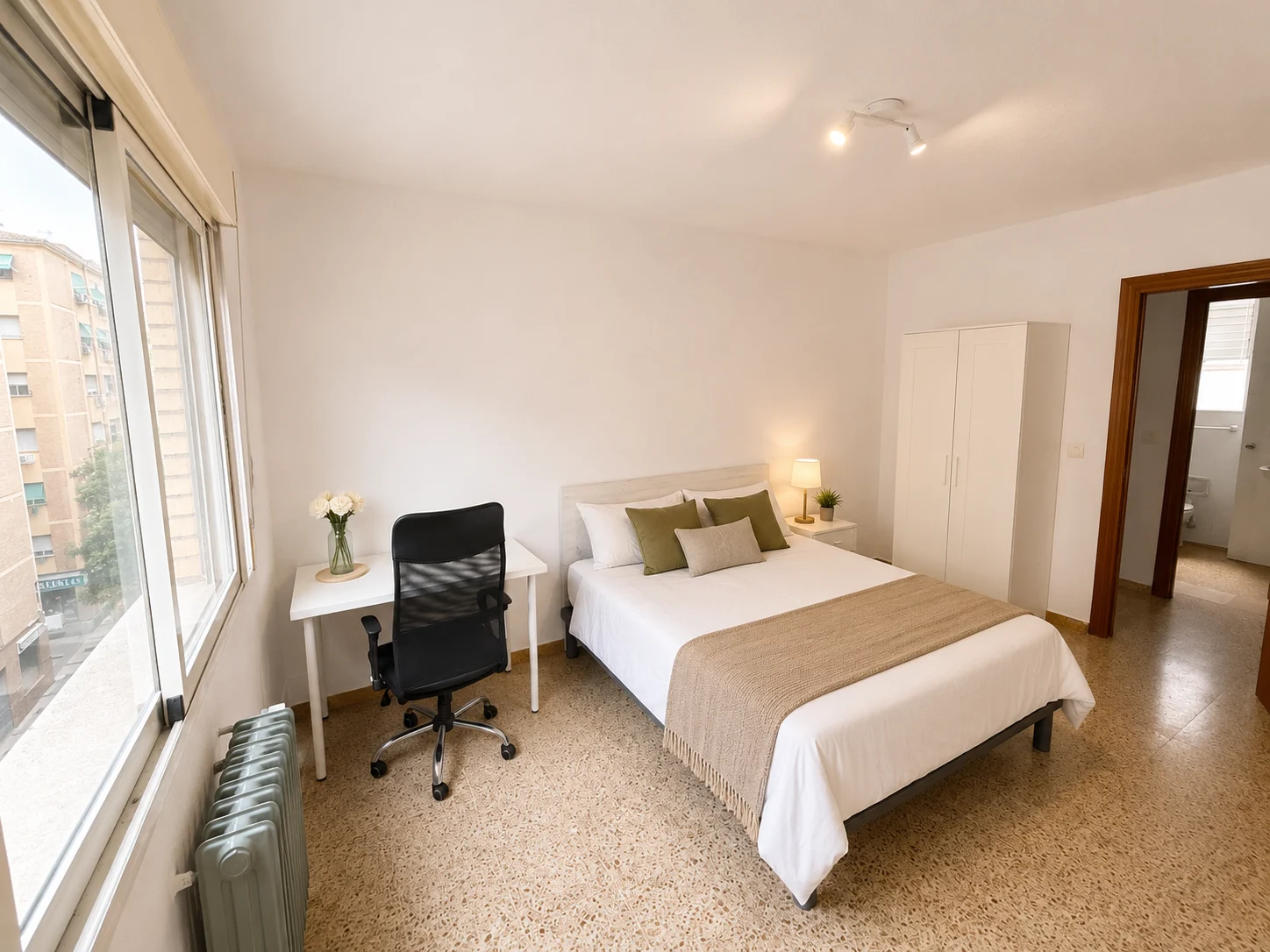Habitación EGO ROOMS con cama doble y escritorio junto a la ventana